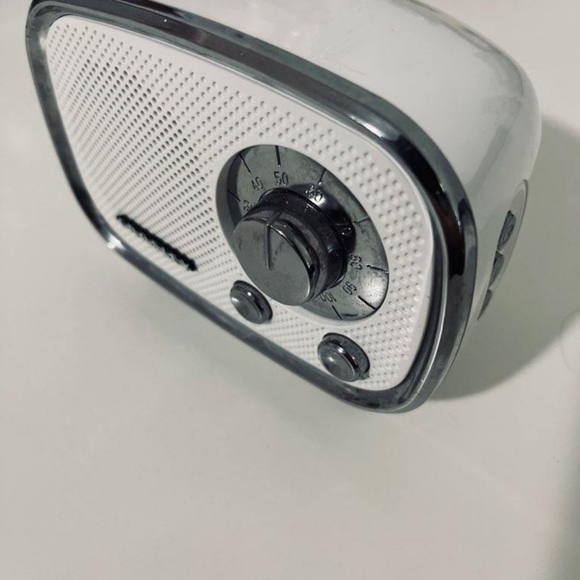 Tiny Bluetooth radio made by crosley - Picture 1 of 2